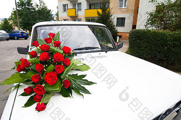 用玫瑰装饰的老式婚车。