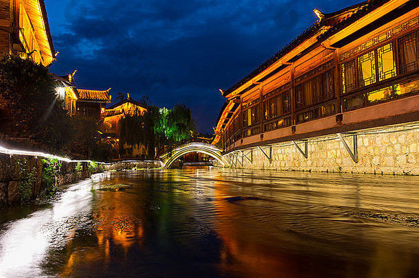 著名的旅游目的地中国丽江小镇晚上