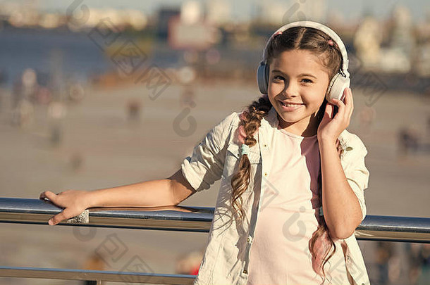 没有比孩子们的笑声更甜美的音乐了。可爱的音乐爱好者戴着无线耳机。使用立体声耳机听音乐的小孩。幼儿音乐教育。