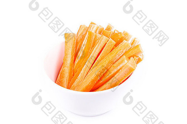 新鲜多汁的胡萝卜切块，即食，放在一个盘子里，放在碗里