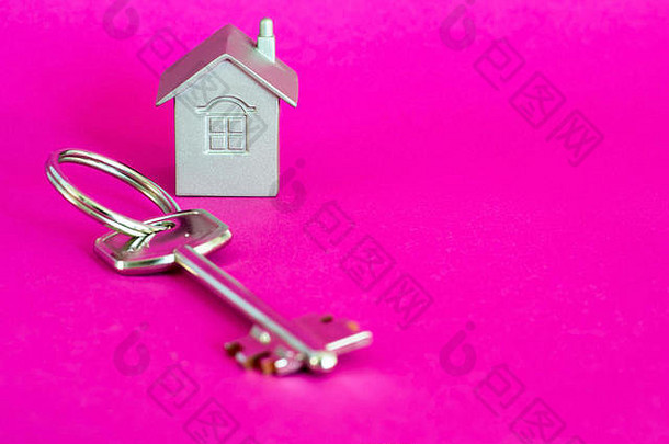 金属钥匙锁，仿房子，金属布局，粉色背景，紫调。r.要约出售的概念