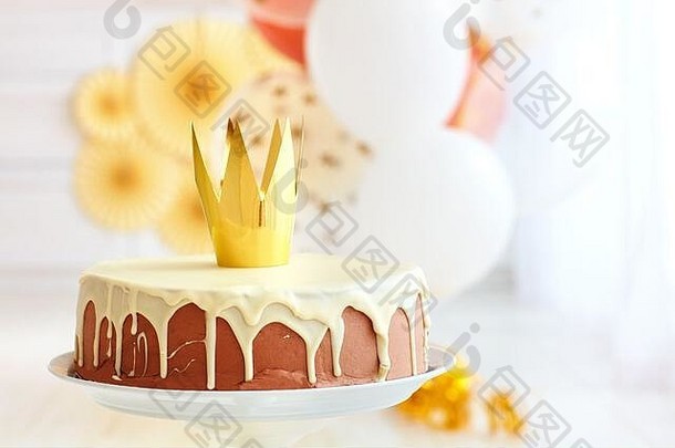 宝宝派对背景上金色皇冠的美味生日蛋糕