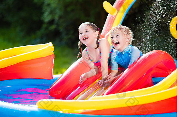 孩子们玩充气婴儿池孩子们游泳飞溅色彩斑斓的花园玩中心