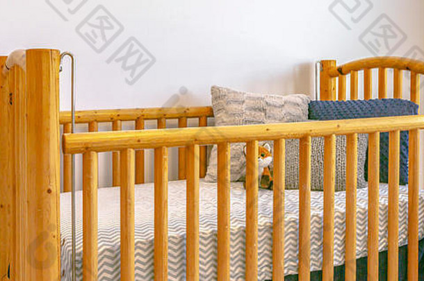 木婴儿床床垫枕头塞玩具