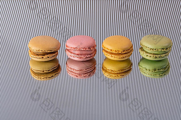 美味的色彩斑斓的蛋白杏仁饼干自制的孤立的镜子色彩斑斓的背景反射当代装饰