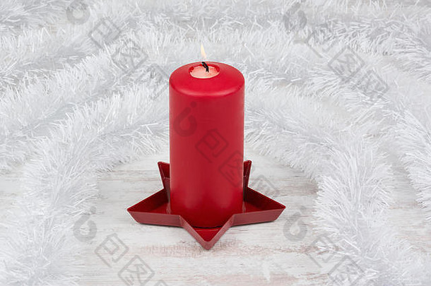 圣诞节装饰红色的蜡烛白色木背景