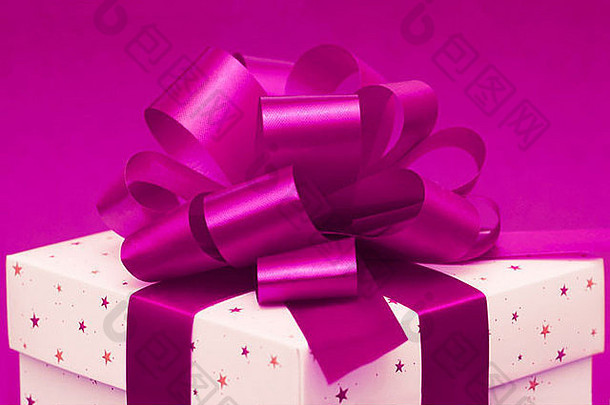 白色<strong>圣诞</strong>礼品盒，粉红色背景上有<strong>紫色</strong>丝带
