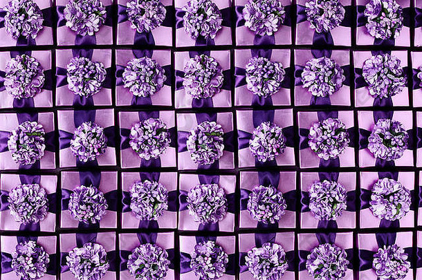 平放全框背景的紫罗兰色礼品盒，带有漂亮的蝴蝶结。