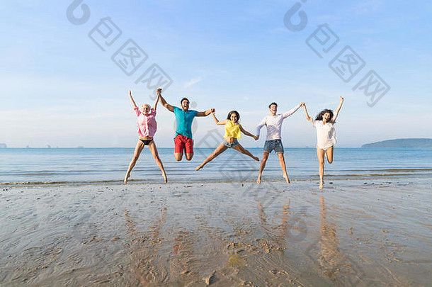 年轻的人集团跳海滩夏天假期快乐微笑朋友海