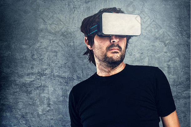 成人男人。穿虚拟现实护目镜多媒体内容现代未来主义的技术小工具