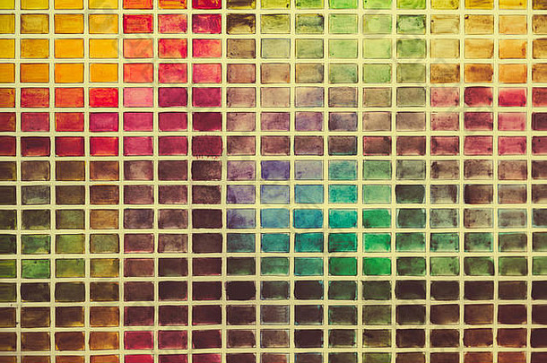 由多个彩色正方形组成的墙。