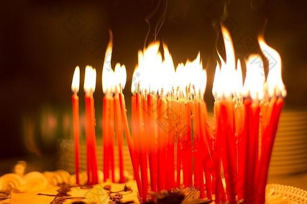 在黑暗环境中燃烧的生日蛋糕蜡烛的细节