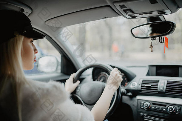 女人车室内轮把微笑乘客回来座位的想法出租车司机概念考试车辆