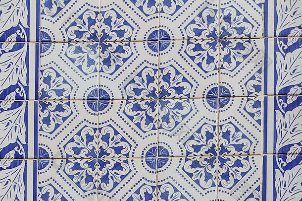 传统的华丽的葡萄牙语装饰瓷砖蓝色的白色