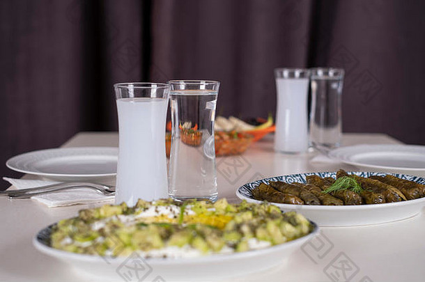 土耳其希腊传统的餐厅表格特殊的酒精喝使用者茴香烈酒土耳其使用者干茴香调味开胃酒