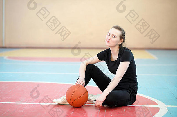 在体育馆打<strong>篮球</strong>的女孩