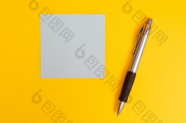 一张彩色的便笺纸和一支在黄色表面的钢笔