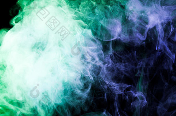 浓浓的五颜六色的绿色烟雾，蓝色的黑色孤立的背景。来自vape烟雾的背景