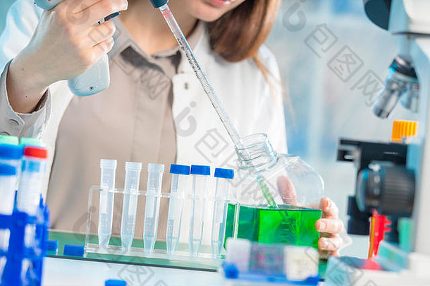 年轻的女人科学实验室吸管化学物质测试管