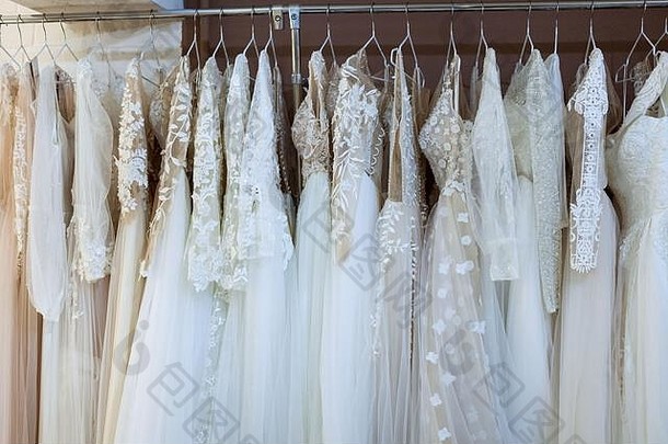 美丽的豪华的婚礼礼服悬挂器新娘沙龙