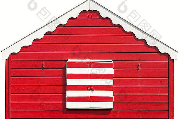 英格兰索斯沃尔德海滩上的一间色彩斑斓的红白条纹海滩小屋。