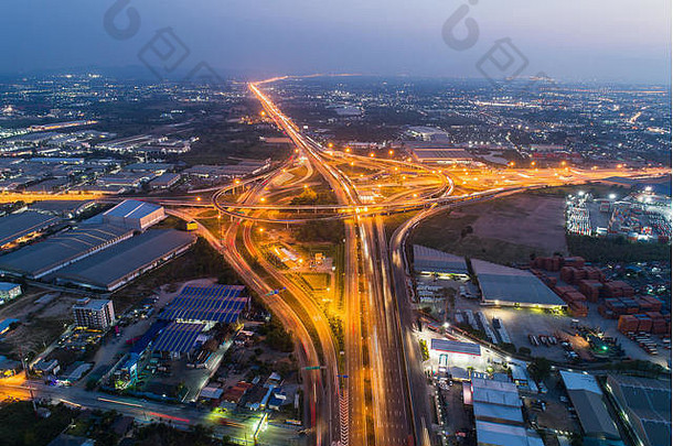 城市夜间和黄昏时高速公路、高速公路和高速公路的鸟瞰图和俯视图交通。