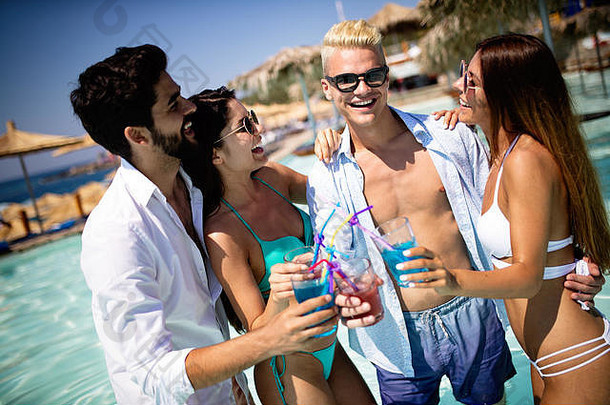 夏天聚会，派对朋友海滩喝coctails有趣的
