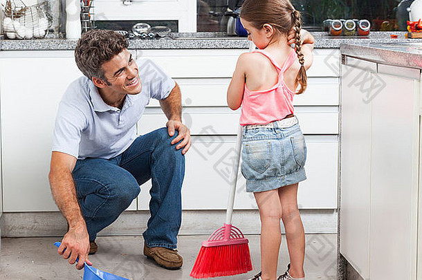 爸爸和女儿在厨房打扫卫生