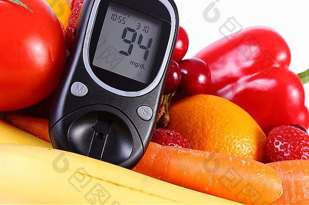 血糖仪配有新鲜成熟的水果和蔬菜、糖尿病概念、健康食品、营养和增强免疫力