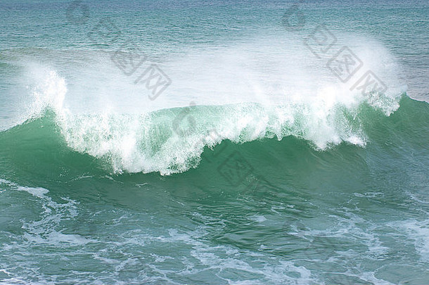 海浪和蓝色的海水