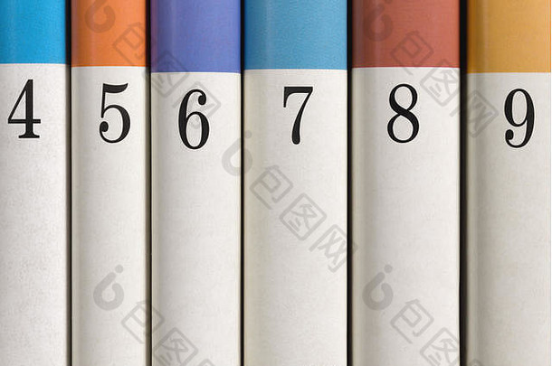 六本彩色编号的书排成一行