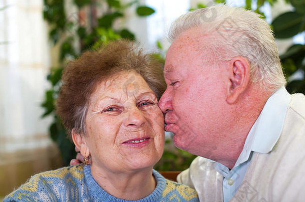 <strong>图片可爱</strong>的上了年纪的夫妇接吻首页