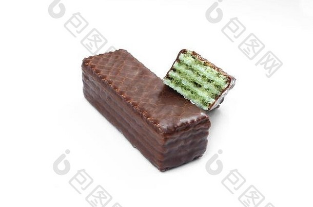 白色背景上隔离的巧克力覆盖的晶片。绿色开心果风味食品