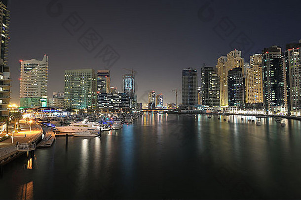 晚上去迪拜码头。阿拉伯联合酋长国迪拜