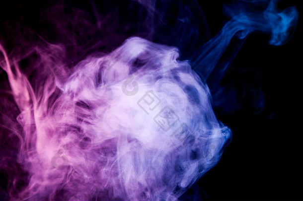 黑色孤立背景上浓密的蓝色和紫色多色烟雾。烟幕背景