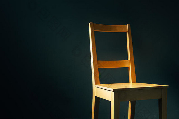 暗室里的空木椅作为新应聘者商务面试的背景