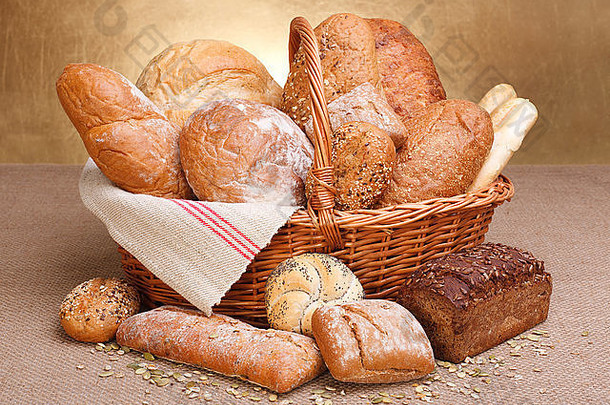 帆布桌布上篮子里的各种面包