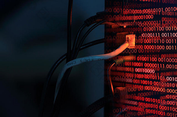 电脑病毒转移桌面互联网局域网行双曝光拍摄背后电脑红色的二进制代码黑客病毒spywar