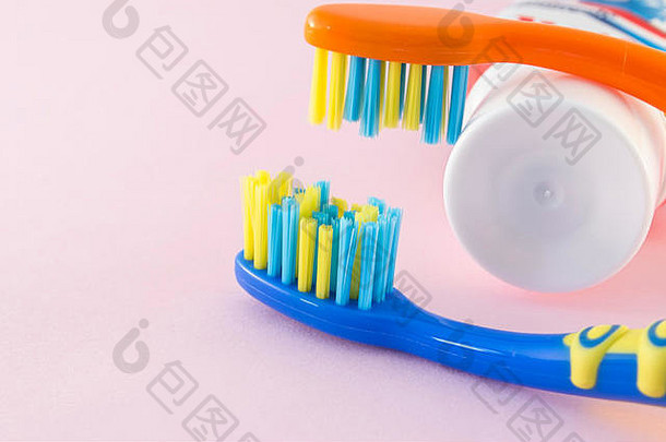 彩色背景上的婴儿牙刷和牙膏