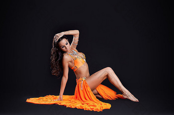 身着橙色面纱阿拉伯传统服装的美丽年轻女子