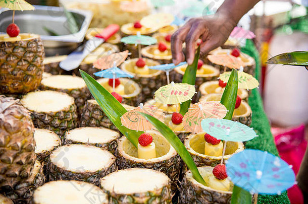 新鲜的热带菠萝鸡尾酒在菠萝夏日美食街市场上出售
