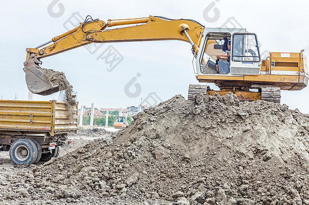 黄色的挖掘机填充转储卡车土壤建设网站<strong>项目</strong>进步