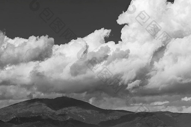 意大利托斯卡纳比萨，蒙特塞拉带云帽黑白鸟瞰图