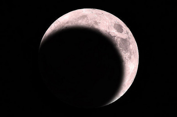 一次红色的月食。这些<strong>日</strong>食发生在地球直接位于太阳和月亮之间，将其阴影投射在<strong>月球</strong>上的时候。