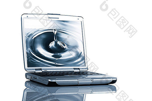 打开桌上的笔记本电脑，屏幕上有水滴的倒影