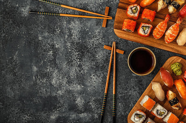 寿司套装：木制盘子上的寿司和寿司卷，俯视图。