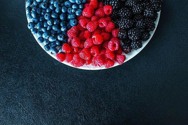混合夏天浆果维生素桑树莓蓝莓时尚的布局黑色的表格