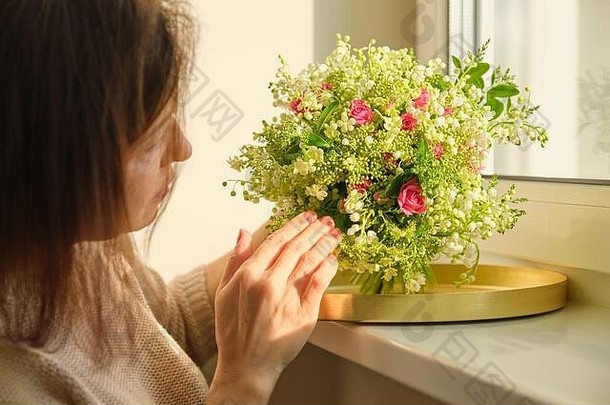 花束百合谷玫瑰绿色植物女人手