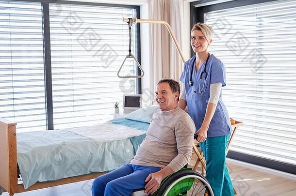 一名<strong>医护人员</strong>和一名<strong>坐</strong>轮椅住院的老年患者。