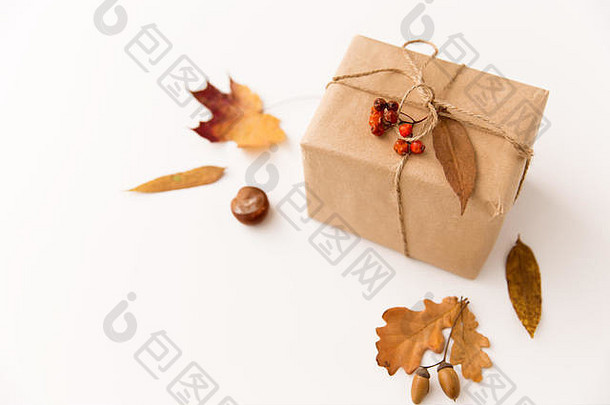 礼品盒、秋叶、橡子和罗汉莓